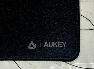 Alfombrilla de escritorio de ALTA CALIDAD AUKEY.