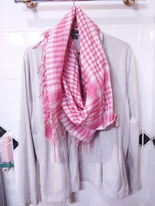 Conjunto chaqueta, top fucsia y pañuelo 