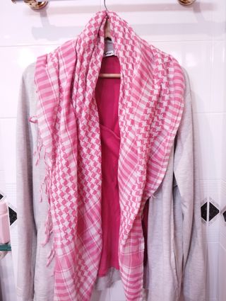 Conjunto chaqueta, top fucsia y pañuelo 