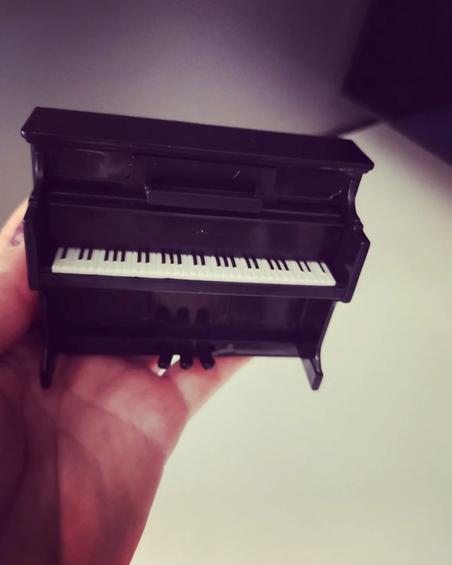 Muñeca BJD con piano