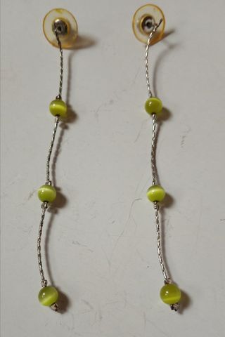 pendientes con piedras semipreciosas.