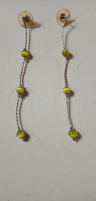 pendientes con piedras semipreciosas.