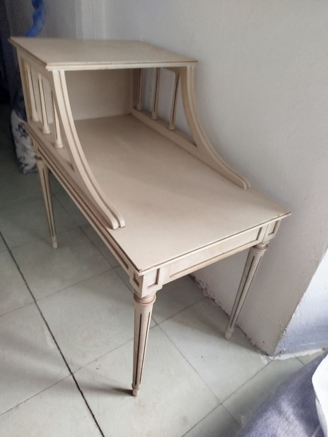 Mesita telefónica antigua