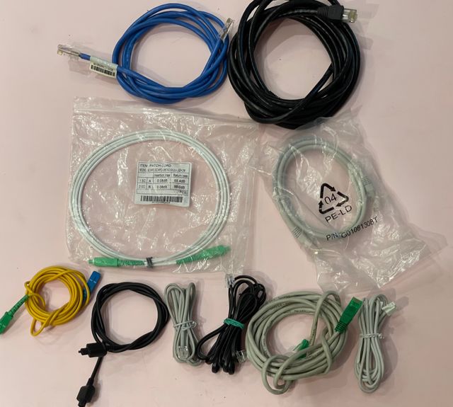 Cables fibra internet varios colores y tamaños