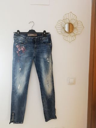 Pantalón vaquero. Guess