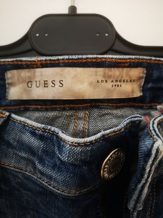 Pantalón vaquero. Guess