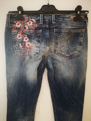 Pantalón vaquero. Guess