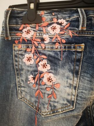 Pantalón vaquero. Guess