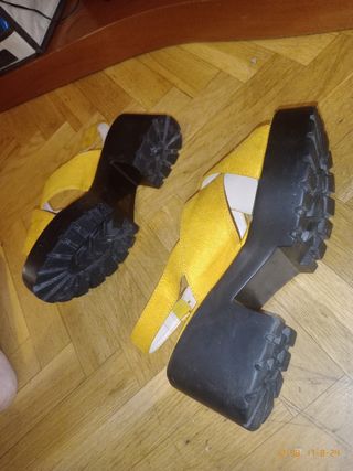 Sandalia con plataforma talla 38
