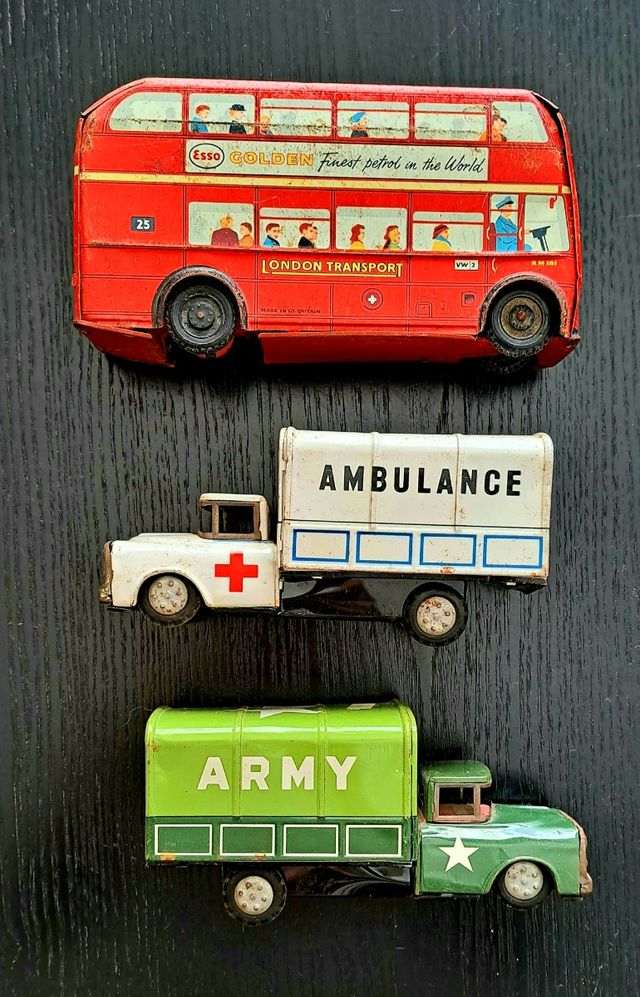 Vehículos antiguos de hojalata