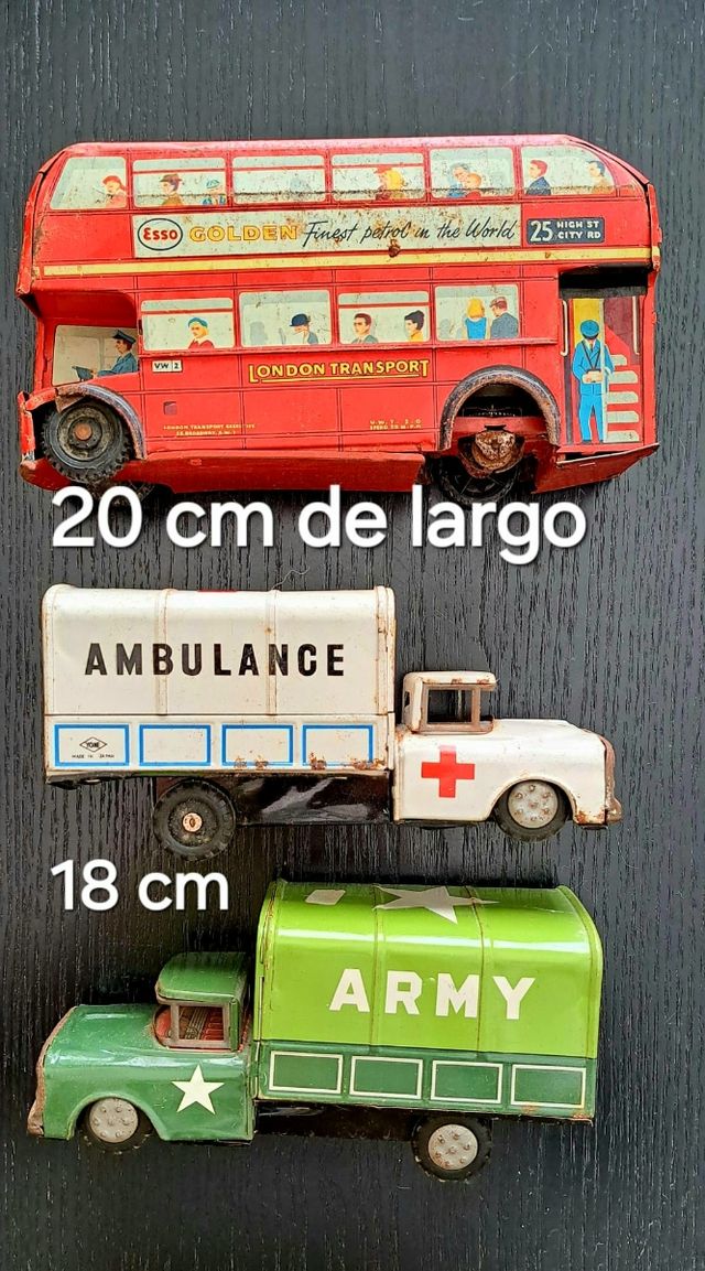 Vehículos antiguos de hojalata