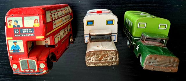 Vehículos antiguos de hojalata