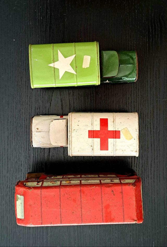 Vehículos antiguos de hojalata