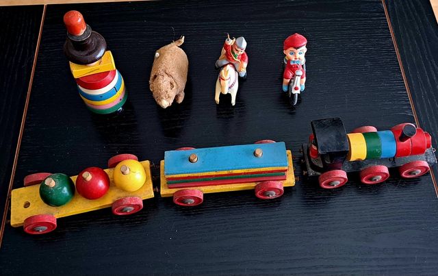 Antiguos juguetes de madera y hojalata