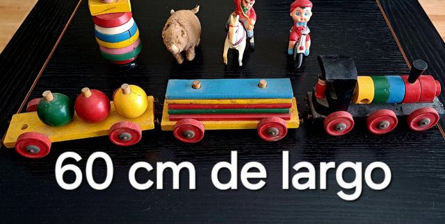 Antiguos juguetes de madera y hojalata