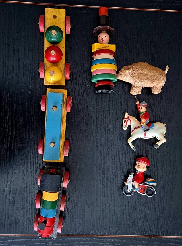 Antiguos juguetes de madera y hojalata