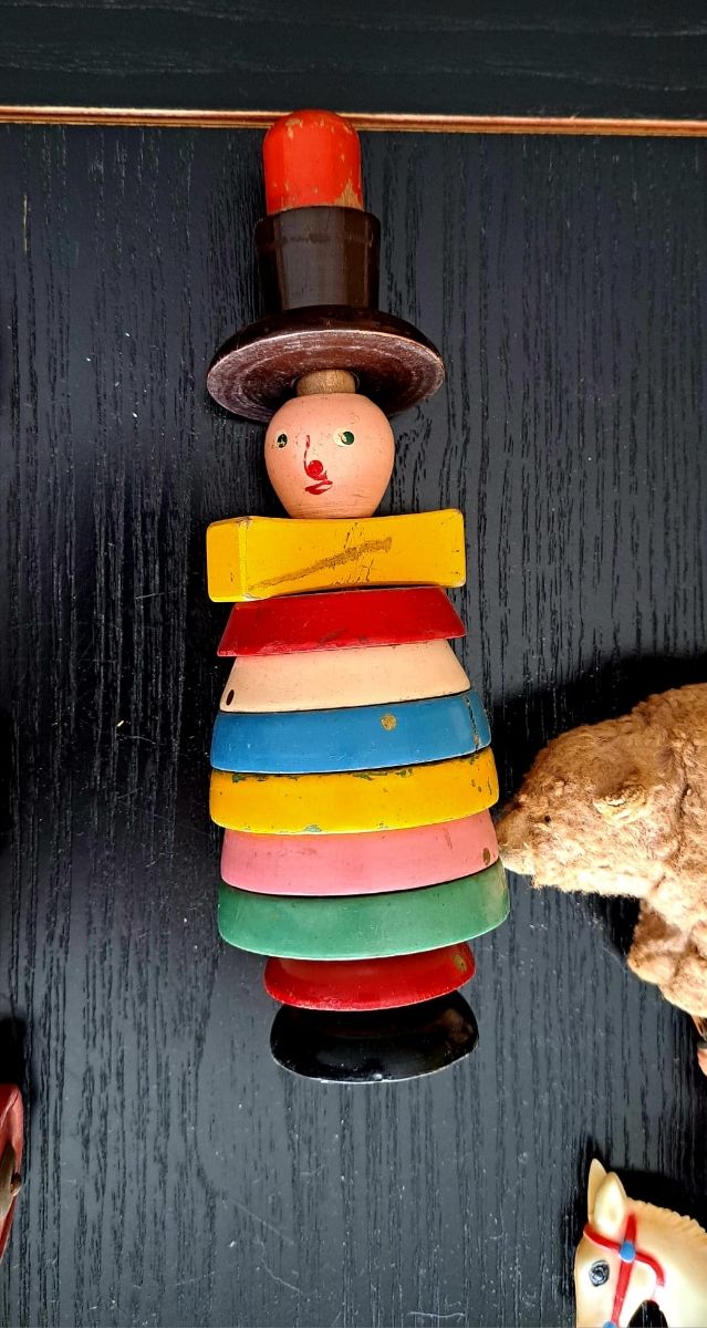 Antiguos juguetes de madera y hojalata