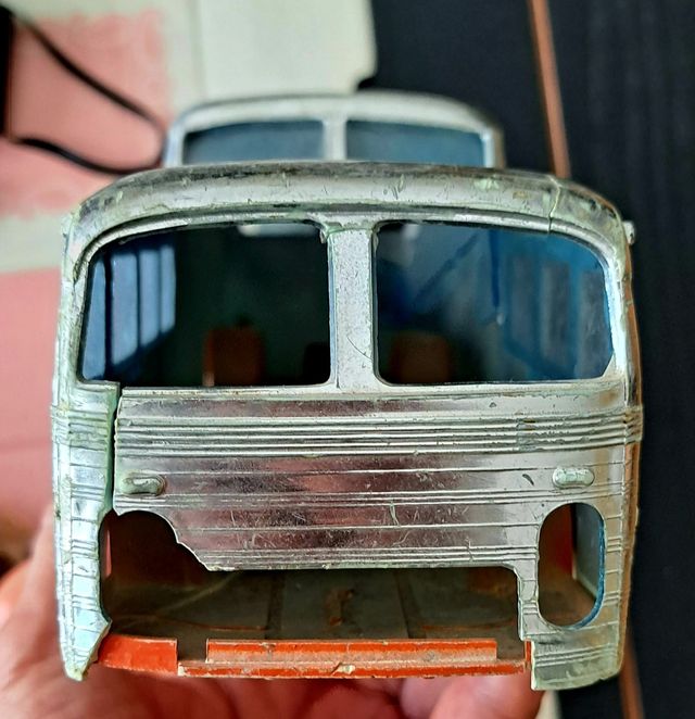 Antiguos juguetes de madera y hojalata