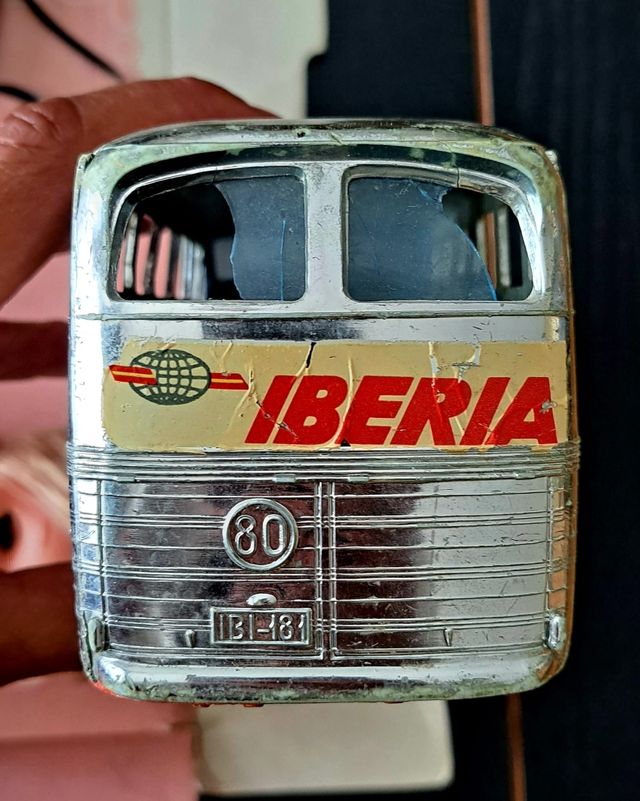 Antiguos juguetes de madera y hojalata