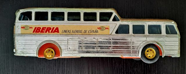 Antiguos juguetes de madera y hojalata