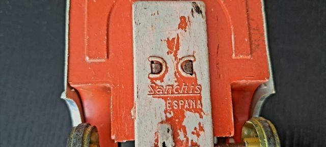 Antiguos juguetes de madera y hojalata