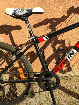 Bicicleta Rockrider 500 MTB roja y negra