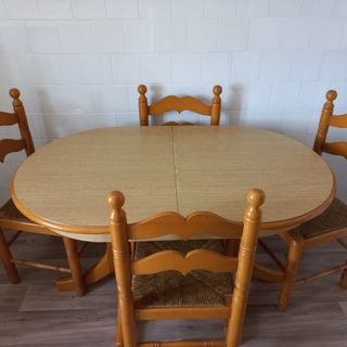 MESA Y CUATRO SILLAS 
MADERA MACIZA