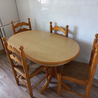MESA Y CUATRO SILLAS 
MADERA MACIZA