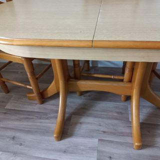 MESA Y CUATRO SILLAS 
MADERA MACIZA