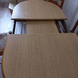 MESA Y CUATRO SILLAS 
MADERA MACIZA