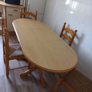 MESA Y CUATRO SILLAS 
MADERA MACIZA