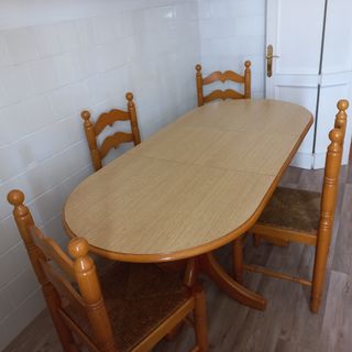 MESA Y CUATRO SILLAS 
MADERA MACIZA