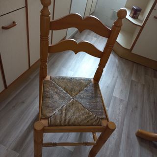 MESA Y CUATRO SILLAS 
MADERA MACIZA