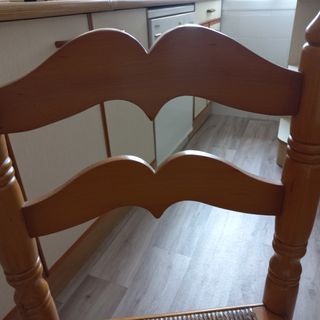 MESA Y CUATRO SILLAS 
MADERA MACIZA