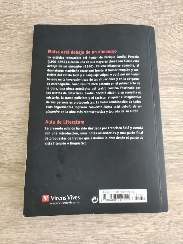 Eloisa esta debajo de un almendro