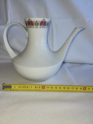 Conjunto de jarra y 3 platos de porcelana Bidasoa