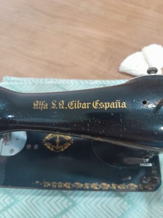 Antigua máquina de coser "Alfa"