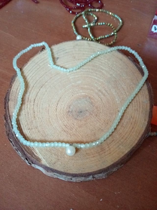 Gargantilla con perlas verdes