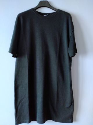 Vestido tipo camiseta negro Zara