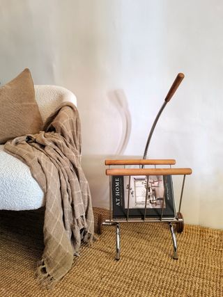 Revistero Mid century con ruedas