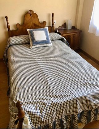 Cama antigua y mesita de noche
