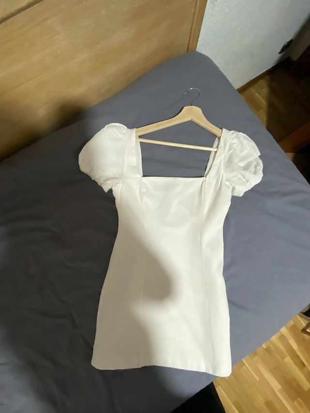 Vestido blanco corto con escote