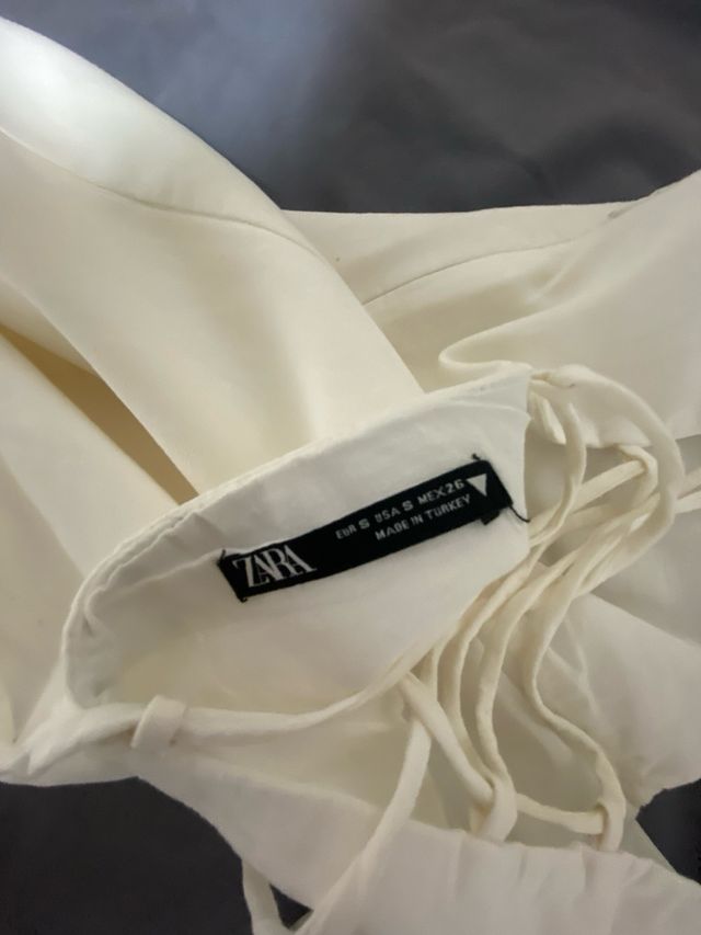 Vestido blanco corto con escote