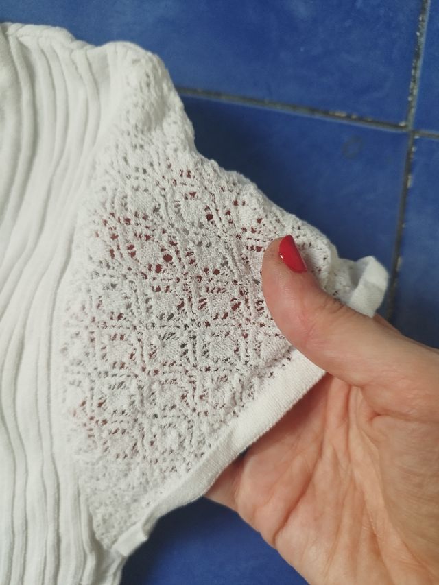 Camiseta blanca con encaje manga corta