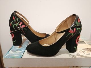 Zapatos tacón en ante negro estampado 