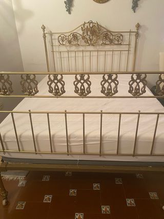 Cama isabelina de bronce antigua