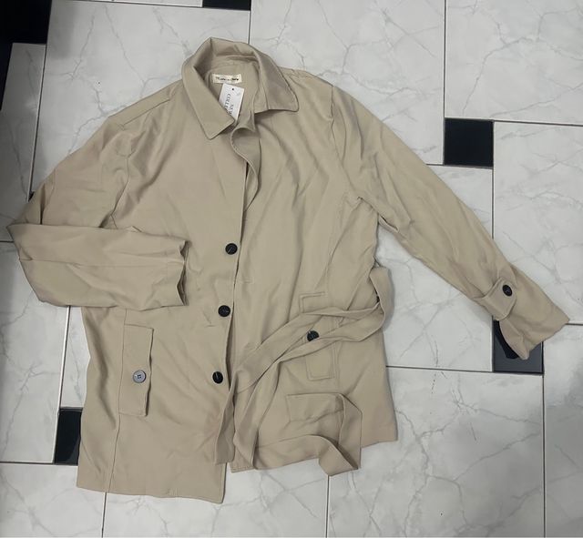 Trench beige con cintura da uomo