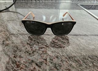 Gafas de sol guess edicion especial cáncer de mama