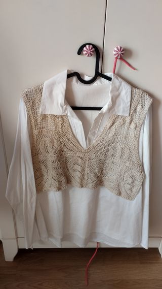 Camisa con chaleco incorporado 