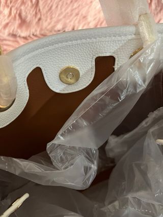 Bolso emporio armani vale 260€ en el corte inglés